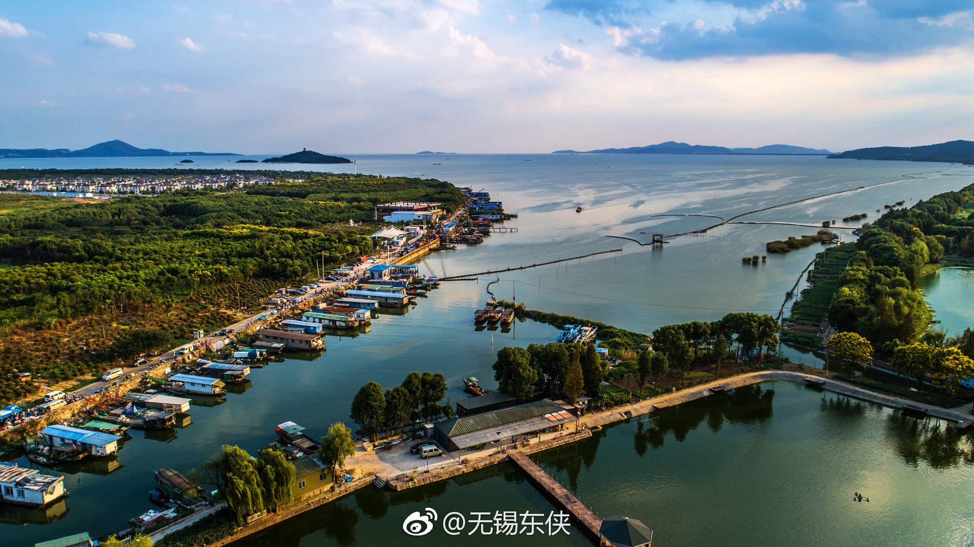 太湖充满温情和水.夕阳西下无锡渔港乡的港口