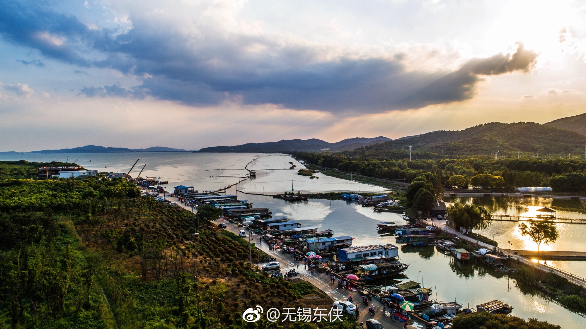 太湖充满温情和水.夕阳西下无锡渔港乡的港口