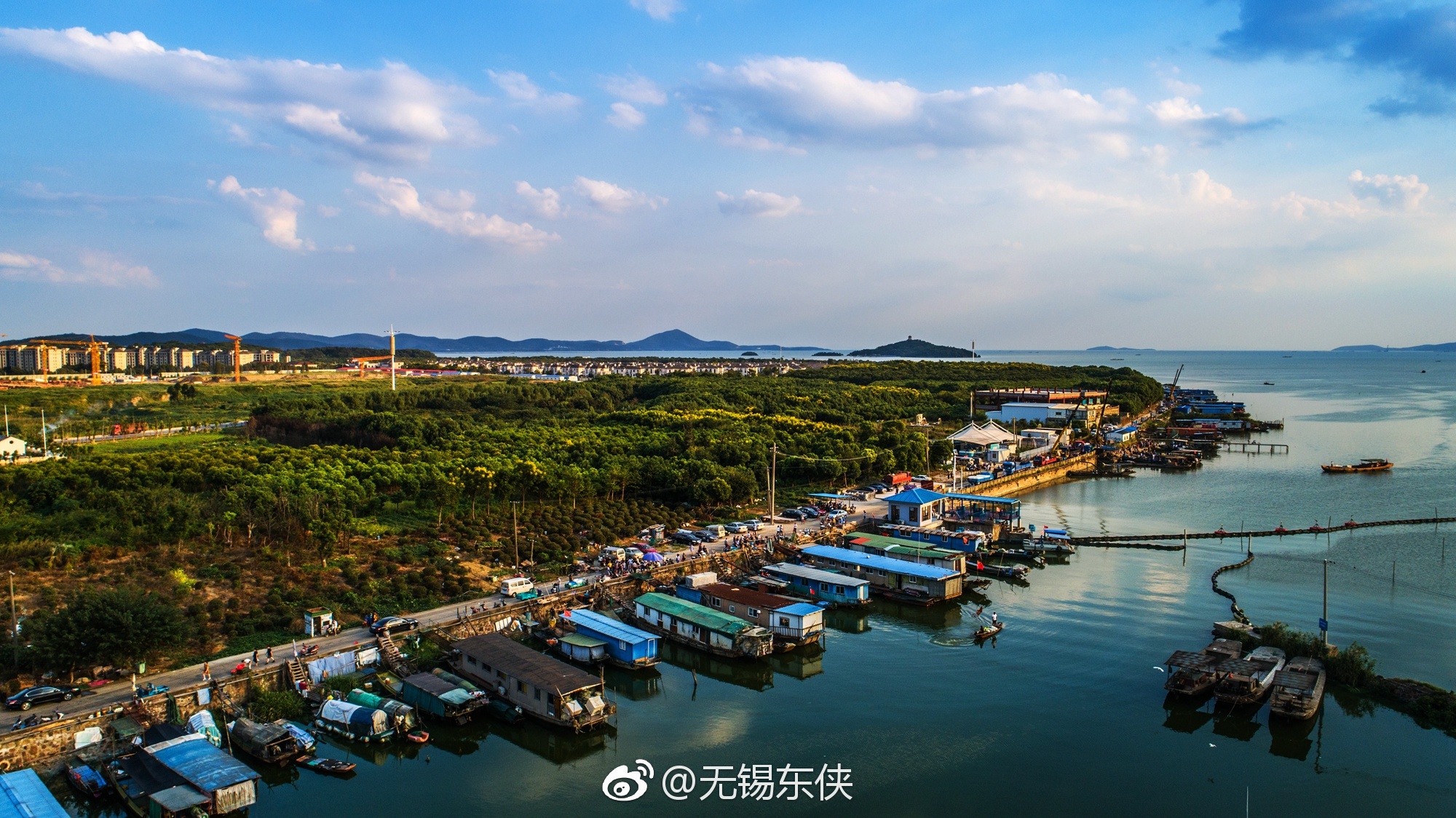 太湖充满温情和水.夕阳西下无锡渔港乡的港口