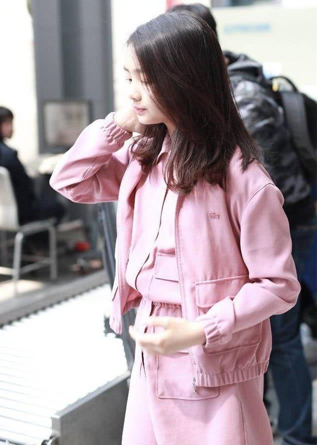 大女儿黄多多已经12岁了,自己已经能过一个人在异国