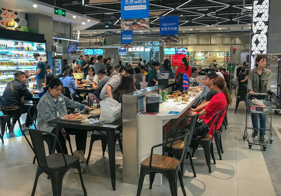 上海盒马鲜生人气旺餐饮区一位难求