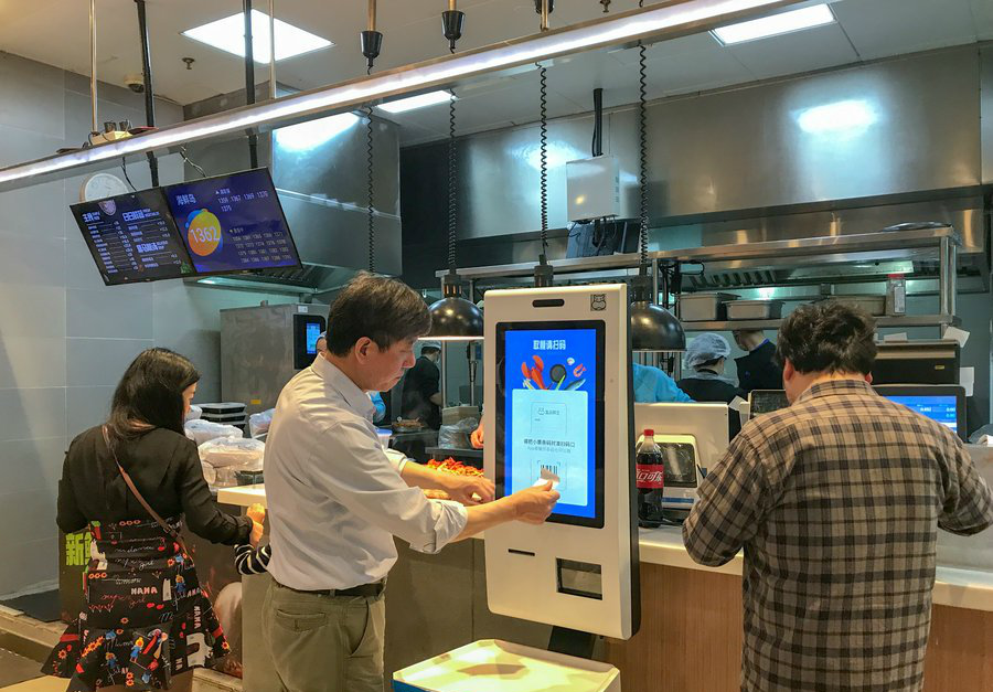 上海盒马鲜生人气旺餐饮区一位难求