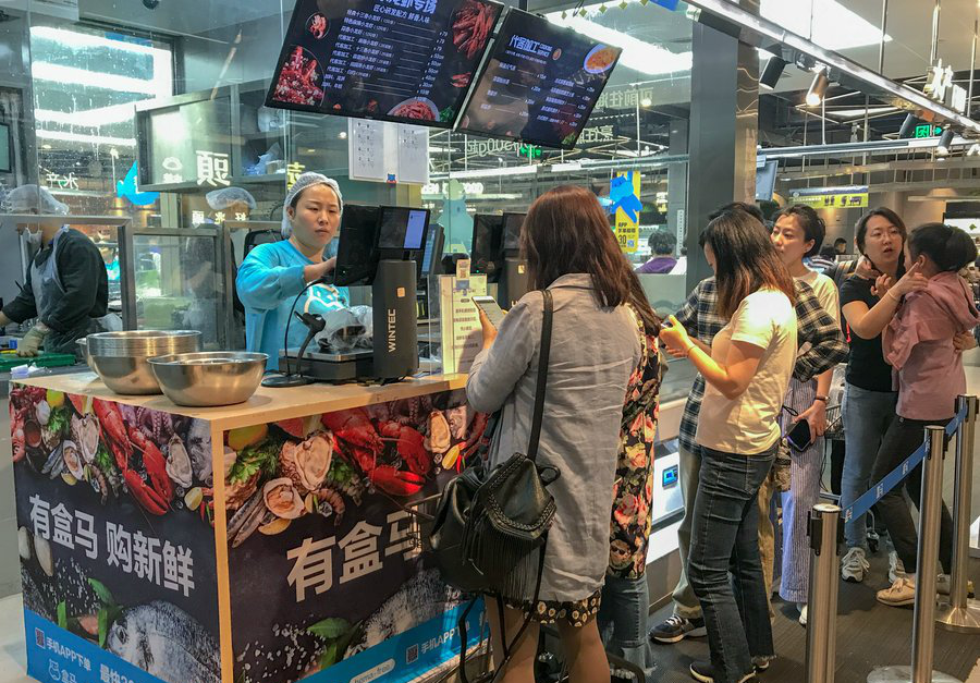 上海盒马鲜生人气旺餐饮区一位难求