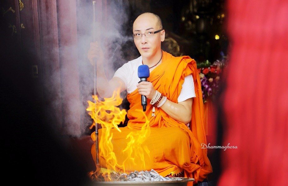 悟演法师主持浴佛法会现场