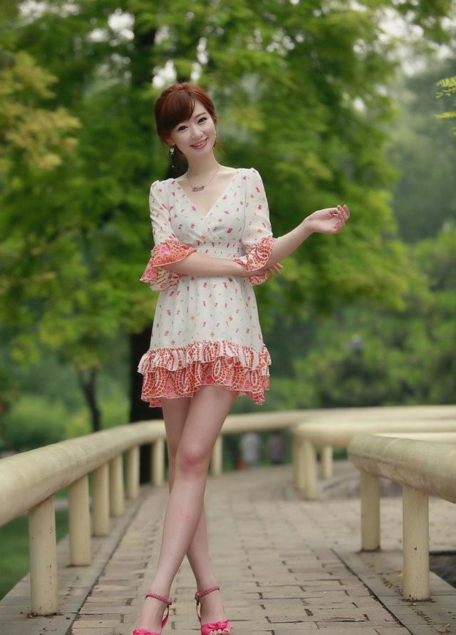 公园的靓妹绰约多姿语笑嫣然