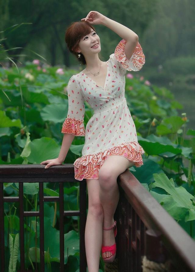 公园的靓妹绰约多姿语笑嫣然