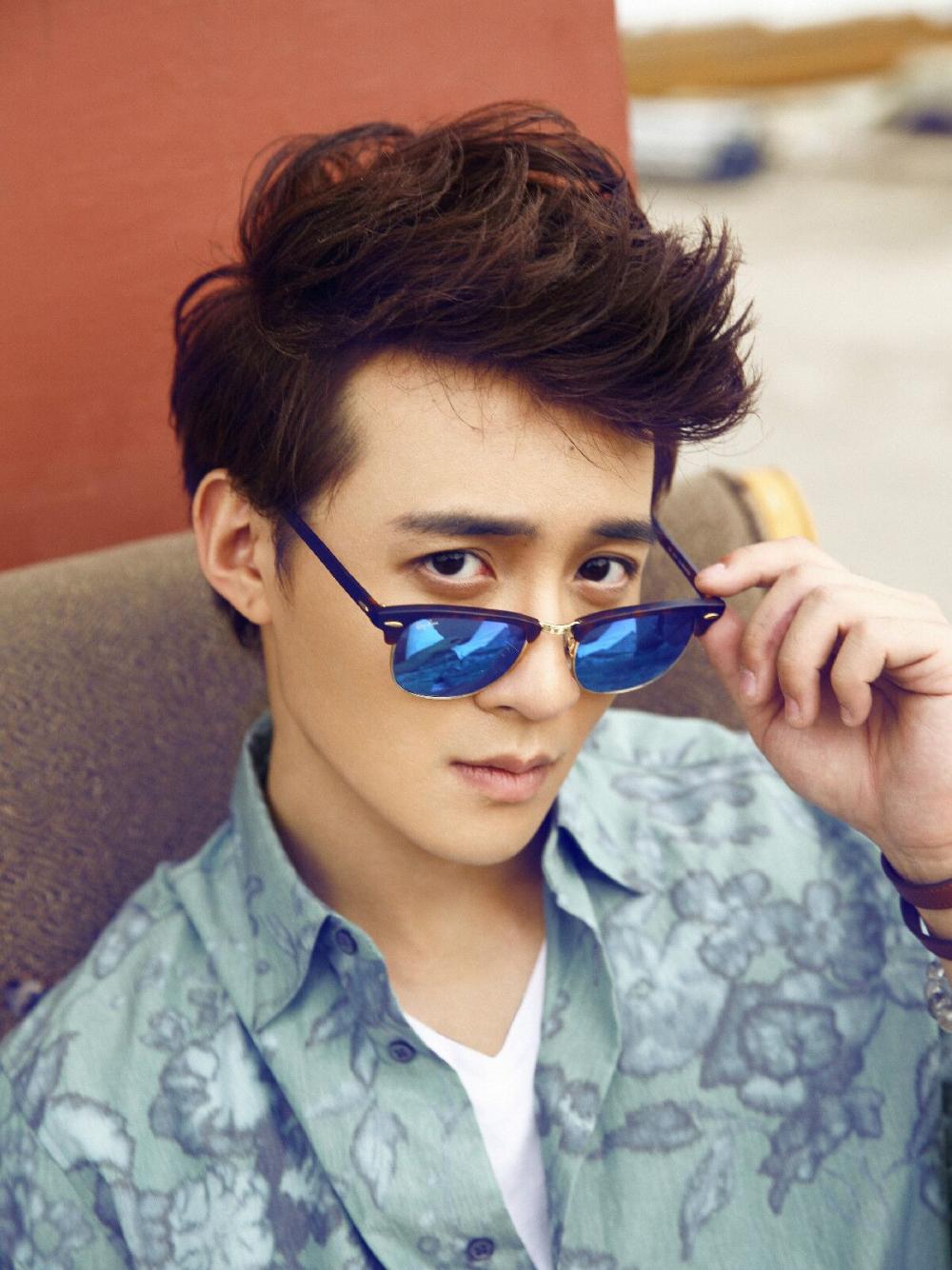 他曾是毫不起眼的小胖子, 男大十八变, 如今胖墩秒变萌帅绅士