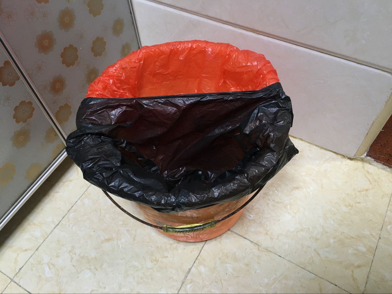 袋子套不上垃圾桶,扔掉可惜了,教你一招,太实用了