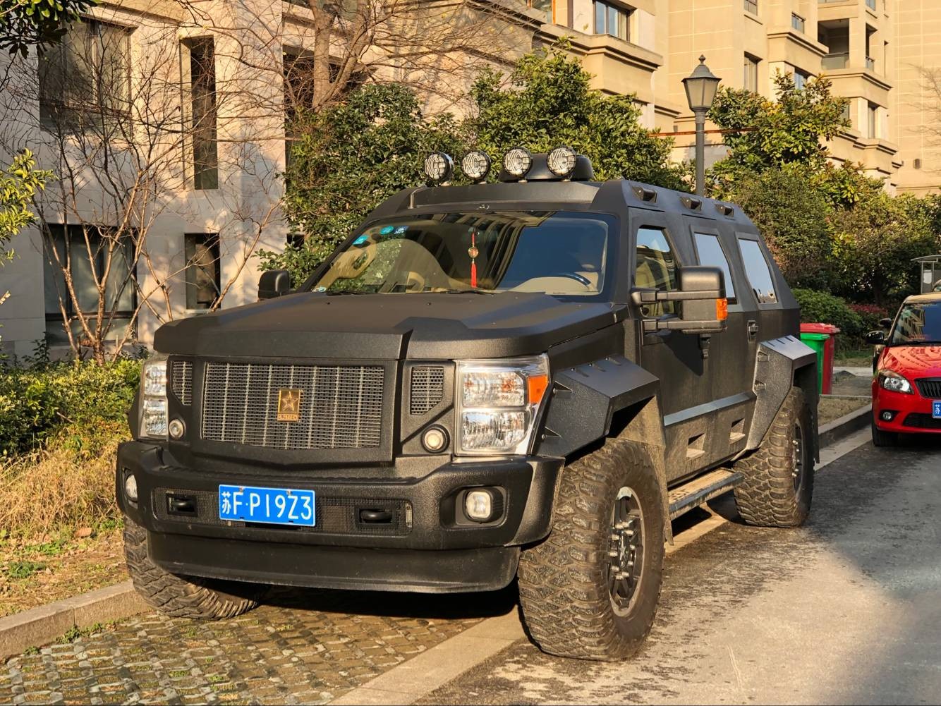 南通普通小区实拍乔治巴顿,这体积太庞大了!-新浪汽车