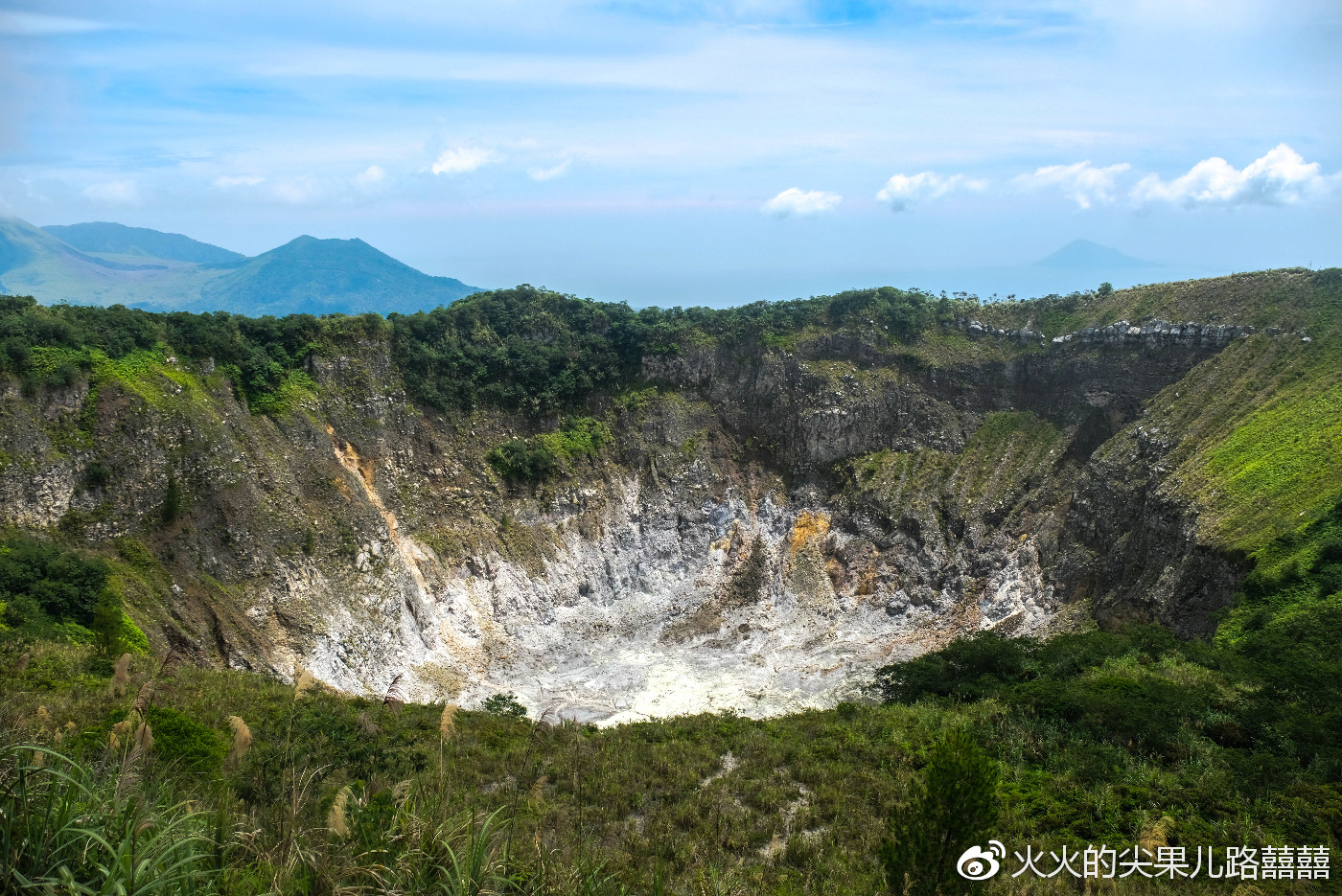 通过石阶登上火山的一侧的高处,可以完整的欣赏到这个大自然创造的
