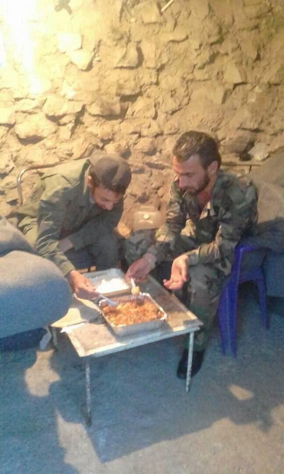 叙利亚士兵有一种极大的满足感,民营企业快递盒饭到战场