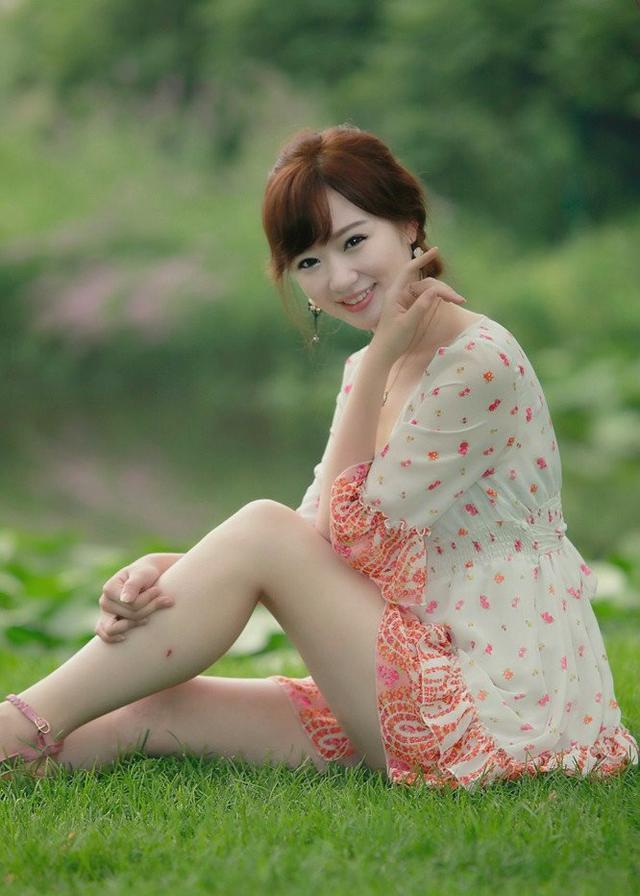 公园的靓妹绰约多姿语笑嫣然