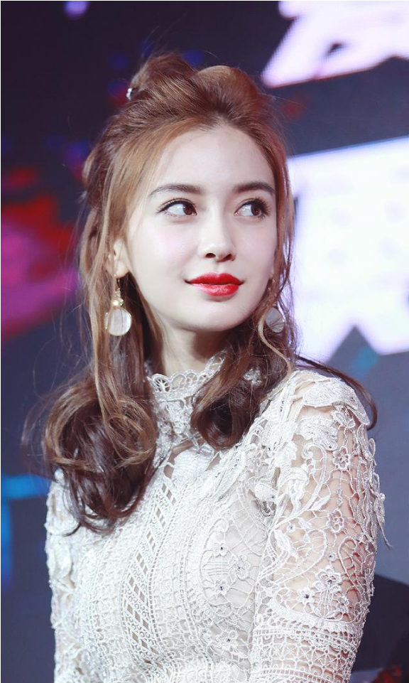 angelababy身穿白色蕾丝长裙亮相综艺节目 扎着半丸子头烈焰红唇_新浪