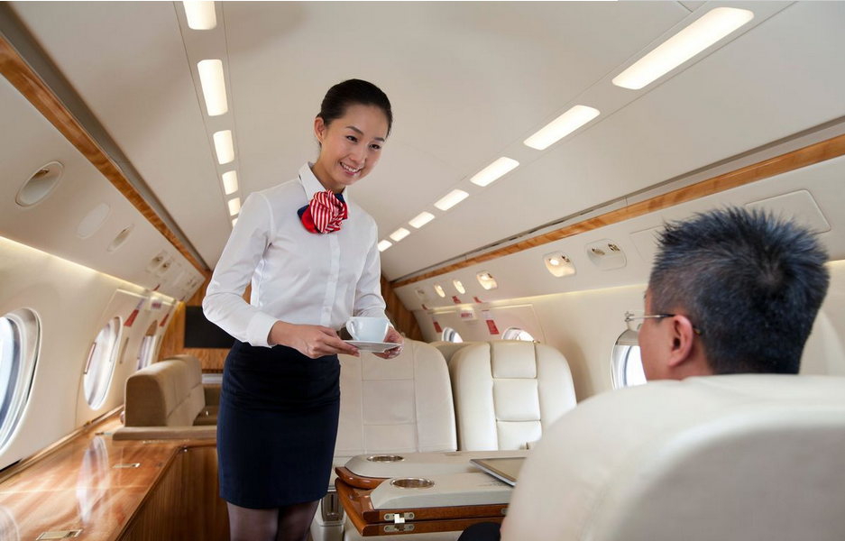 飞机上的空姐,为什么都穿裙子而不穿长裤?看完你就知道了