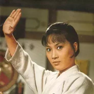 邹文怀成功签约李小龙,而这一年推出的李小龙首部电影《唐山大兄》更