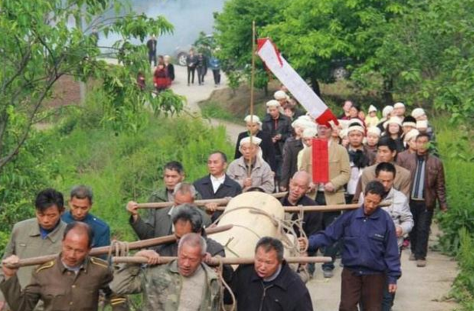 不孝儿媳害死老人出殡当日棺材落地报应来了