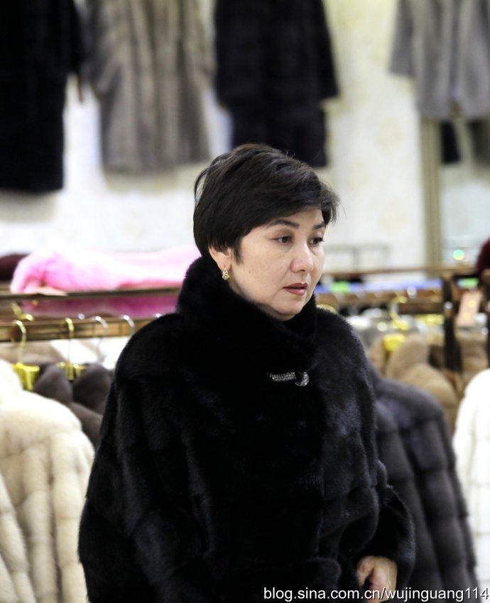 实拍: 霍尔果斯口岸的哈萨克国美女(图)
