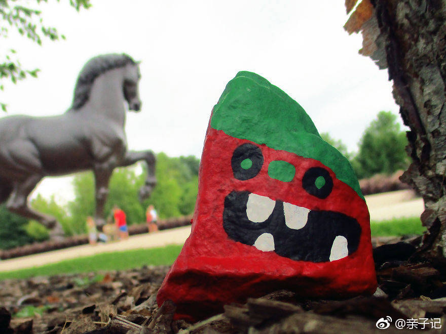 艺术家aaron zenz 和他的孩子们把1000块石头变成小怪兽