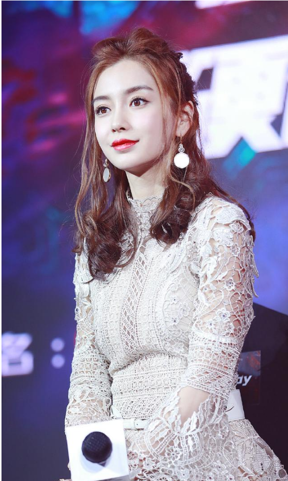 angelababy身穿白色蕾丝长裙亮相综艺节目 扎着半丸子头烈焰红唇