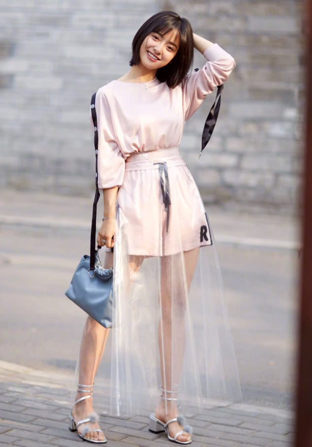 沈月罩了一个"蚊帐"遮腿,除了能防蚊挡雨,而且还很时尚!