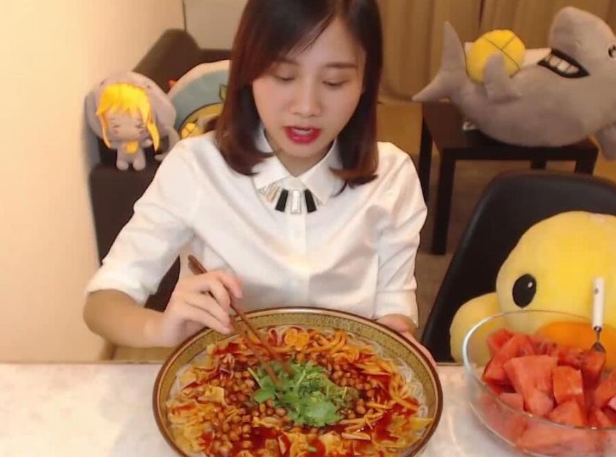 大胃王密子君吃6斤螺蛳粉,辣成香肠嘴,饲养员的吐槽扎心了