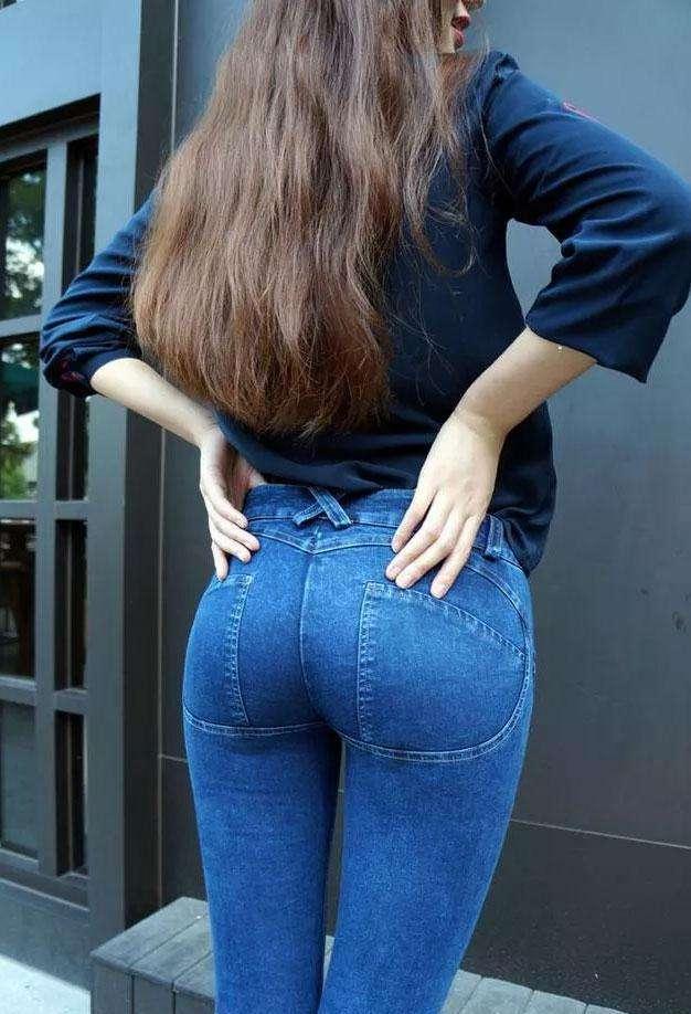 牛仔裤让双腿变得纤细,而裤腿处的毛边设计 ,在增加时尚魅力的同时,也