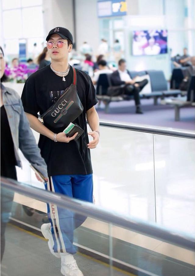 路人拍摄下的王嘉尔,腿短是"硬伤",网友:女路人的腿都比他长