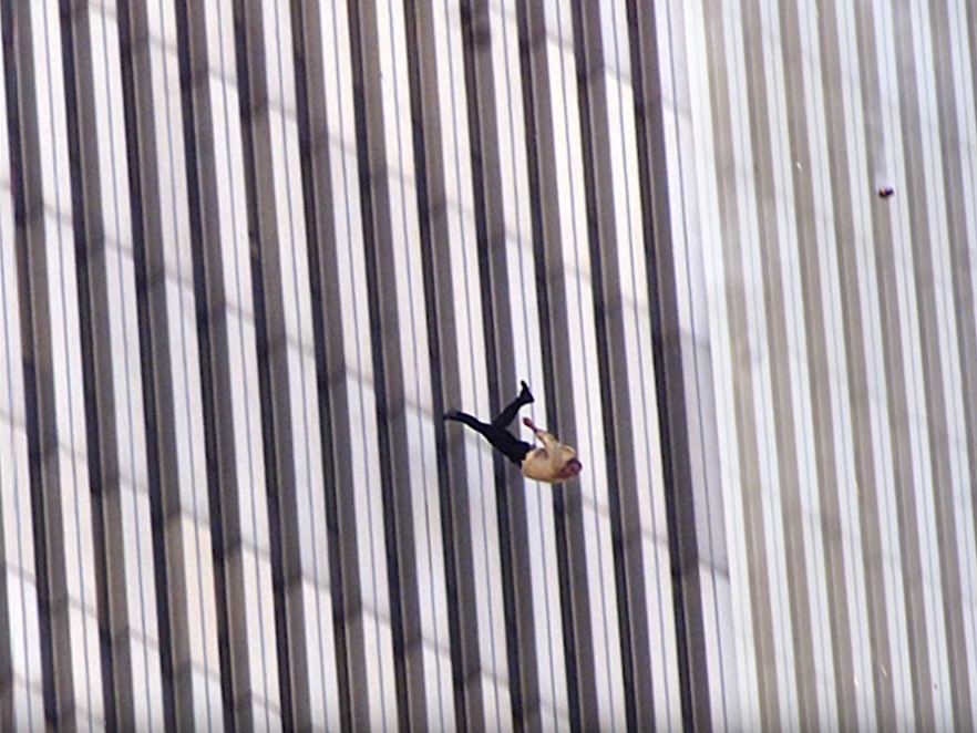 "坠落的男人"(falling man)