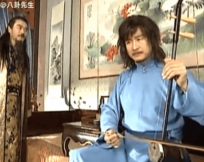 天下》里,武林神话无名的音乐造诣很高,甚至可以用二胡来控制鸟的飞行
