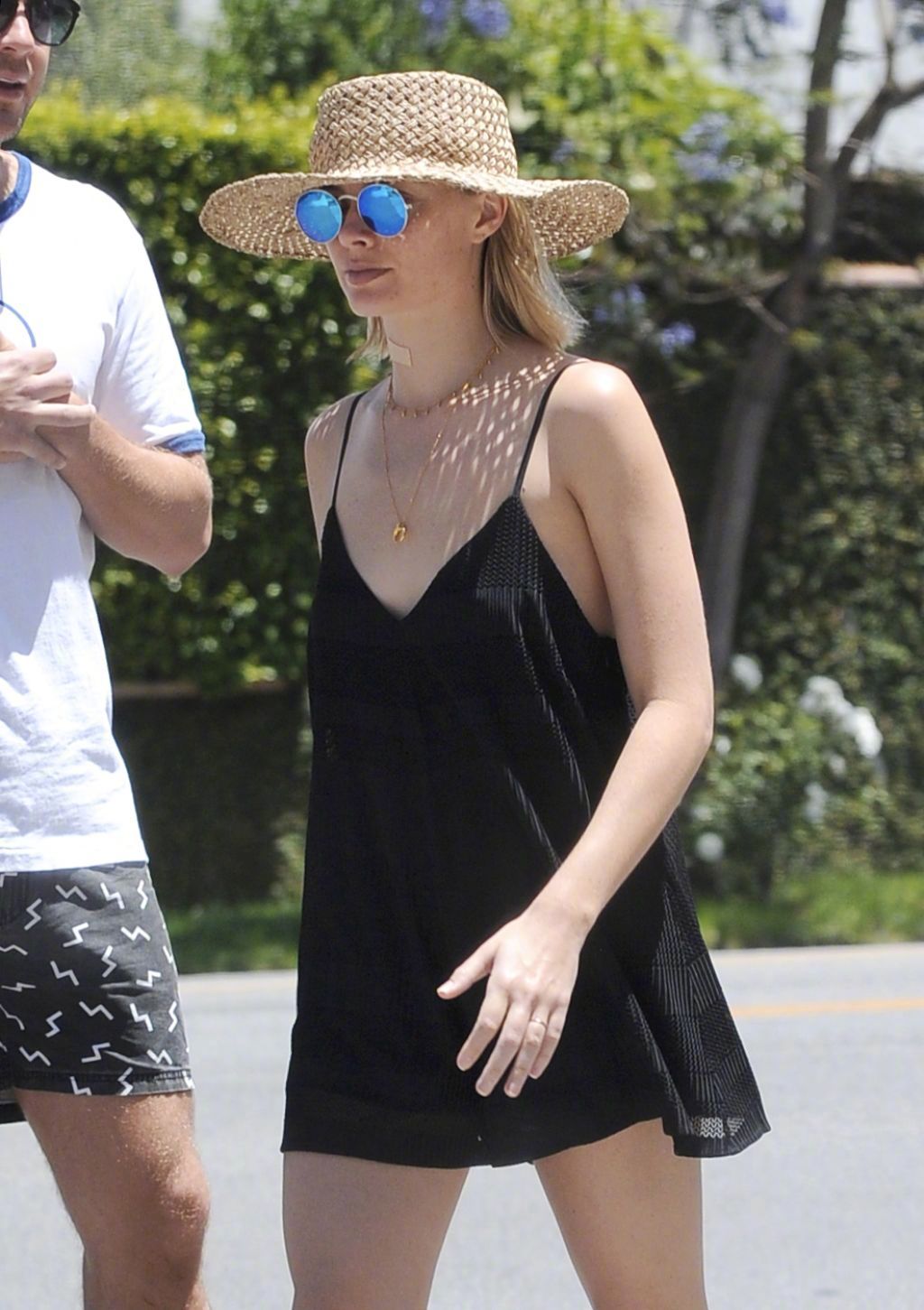 小丑女margot robbie身穿黑色连体短裤和丈夫tom ackerley在洛杉矶散