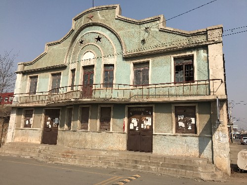 登沙河镇街道的老电影院.