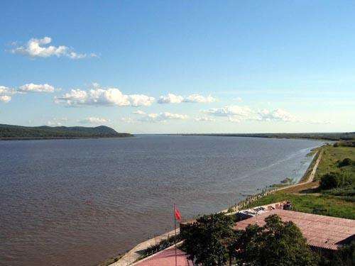 东极广场抚远县东极广场景区位于抚远水道与乌苏里江交汇处,是旅游