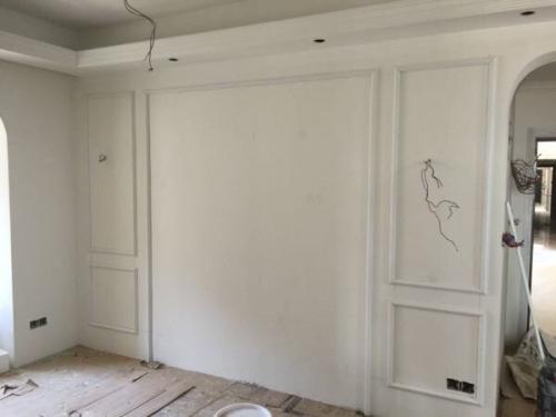 用石膏线来做电视背景墙是非常好的,可以省下很多钱,而且它的线条干净