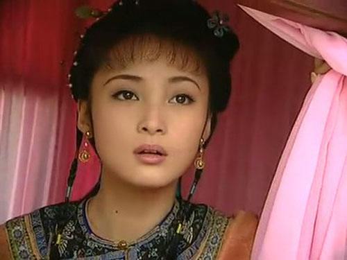 很多人认识蒋勤勤的电视剧《风云》里面,蒋勤勤分饰明月和第二梦两个