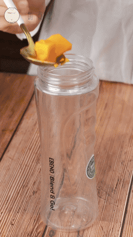 在锅内加入200克水,20克糯米粉,搅拌均匀,然后加入打好的南瓜汁,最后