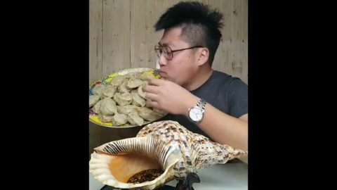 东北土豪吃这样吃饺子的 海参馅的饺子这排面