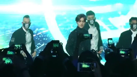 视频:鹿晗零点为关晓彤庆生女方娇羞回应_新浪