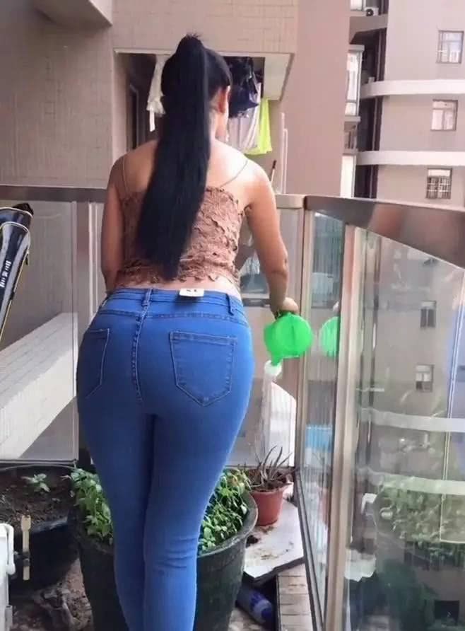 微粗的双腿穿着牛仔裤,胯宽背影更具时尚女人味