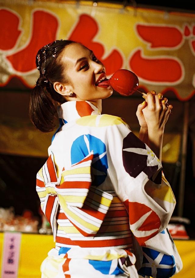 水原希子身穿和服扎双马尾,手中冰糖葫芦抢镜,网友:像锤子!