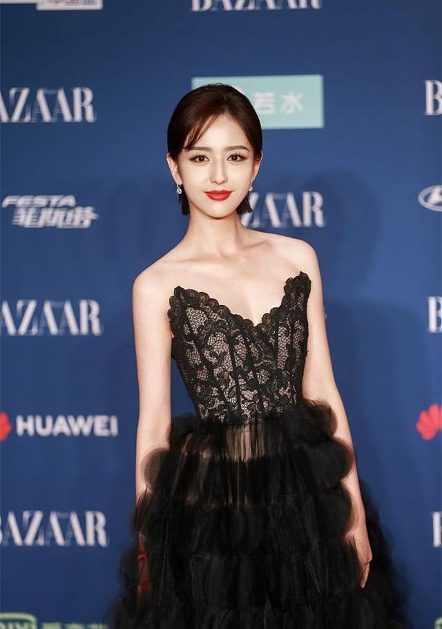 佟丽娅一袭黑色礼服红唇欲滴,宛如剥了皮的火龙果,造型吸睛全场