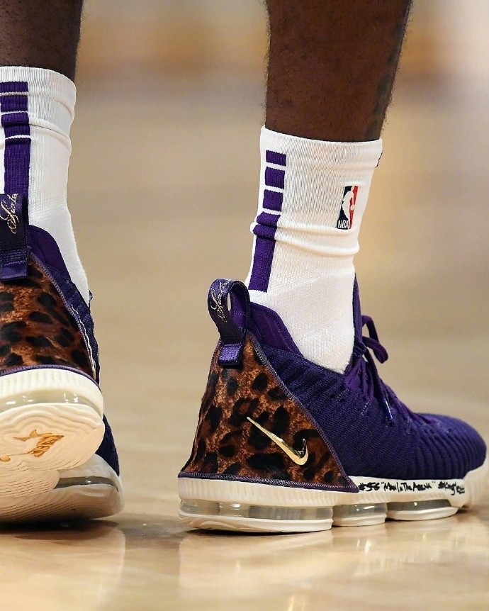 詹姆斯全新16代战靴多配色上脚特写!|战靴|特写|詹姆斯_新浪网