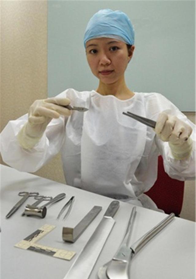 更让人难以想象眼前这斯文女子,竟是解剖过几千具尸体的高手