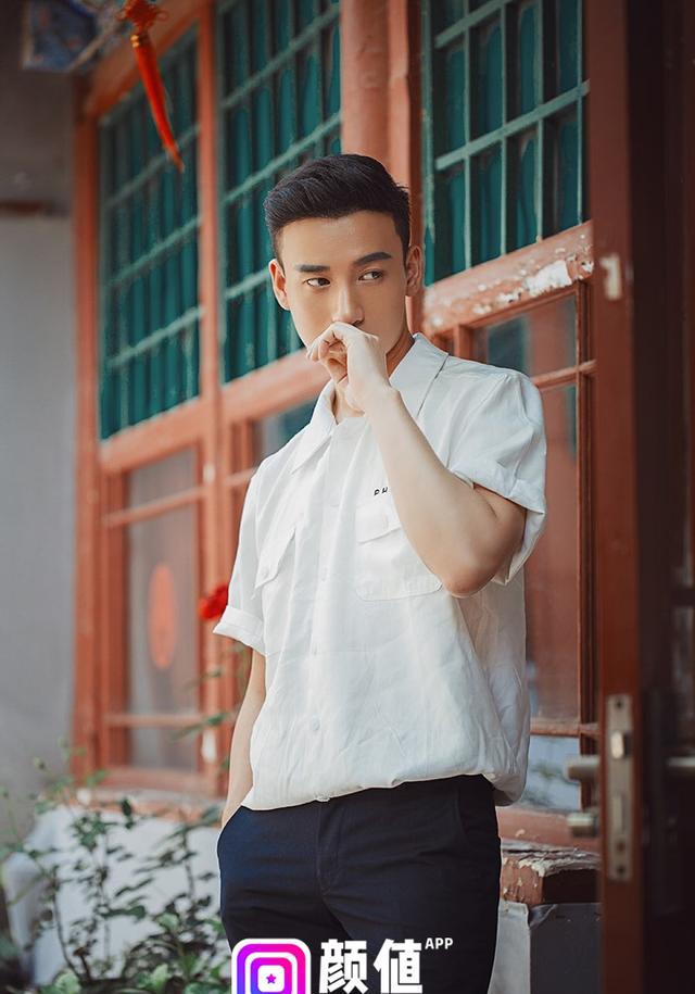 美少年演绎"复古老干部"风,禁欲气质超迷人!