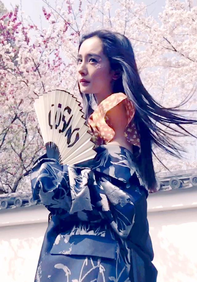 杨幂穿日本和服的大片出炉了,因为诈捐门她流露出淡淡忧伤