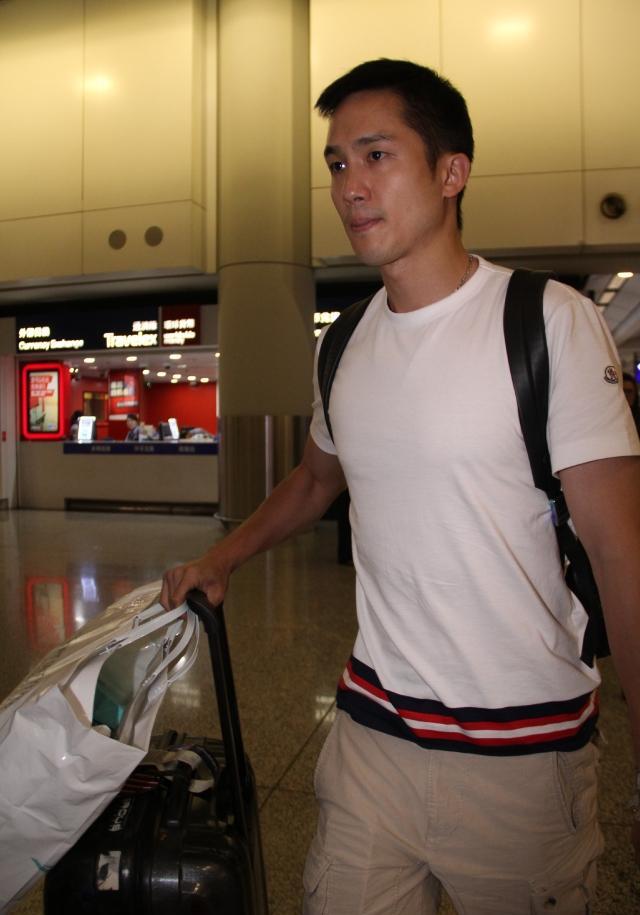 蔡卓妍和石恒聪去日本旅游返港, 分开出闸回避记者提问上车拉窗帘