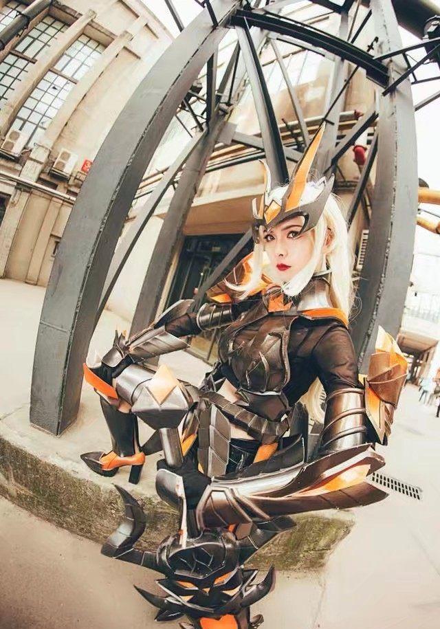 王者荣耀cos:花木兰水晶猎龙者cos,服装道具我给80分!