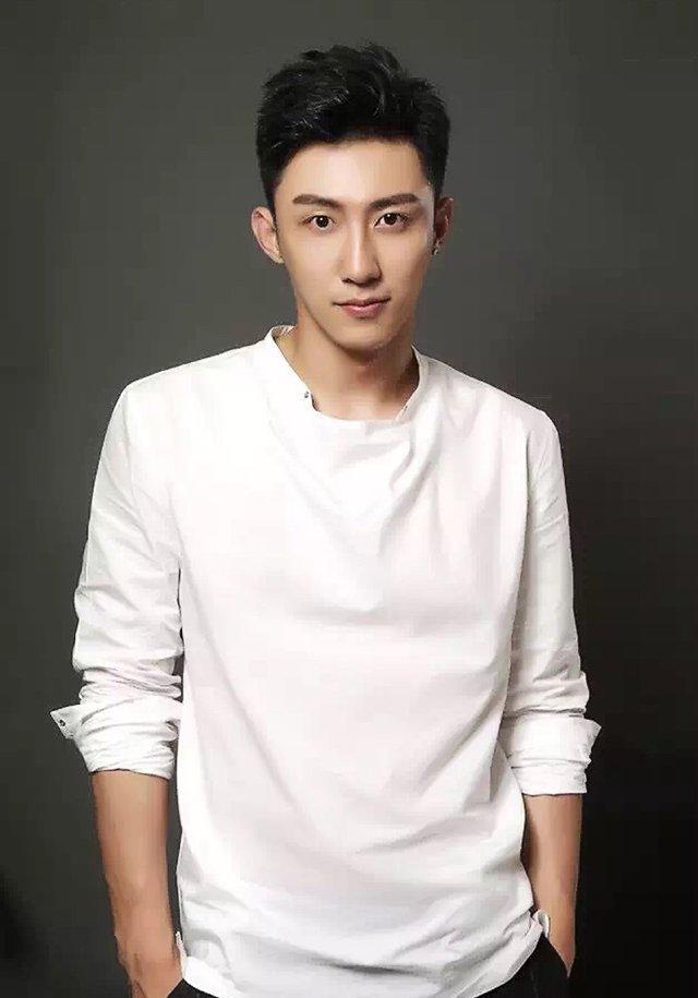 男明星穿白衬衫考验气质啦王俊凯鹿晗竟然都比不上他