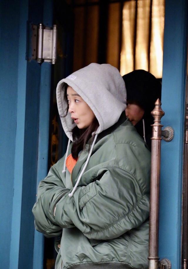 今日,蒋欣在微博上上传拍摄电视剧《半生缘》的现场花絮照,身穿驼色