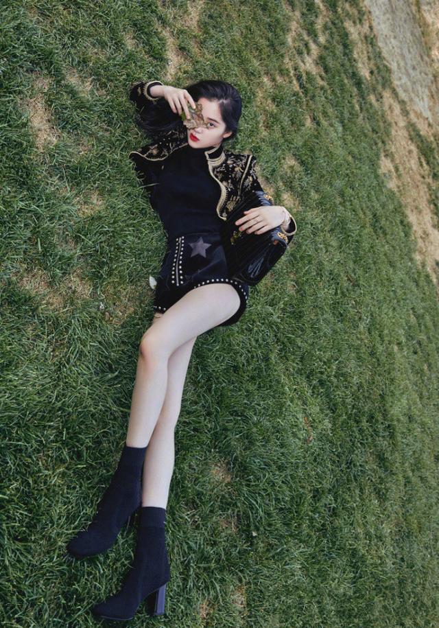 18岁欧阳娜娜姿势撩人这么紧的短裤也能塞进去女人味十足