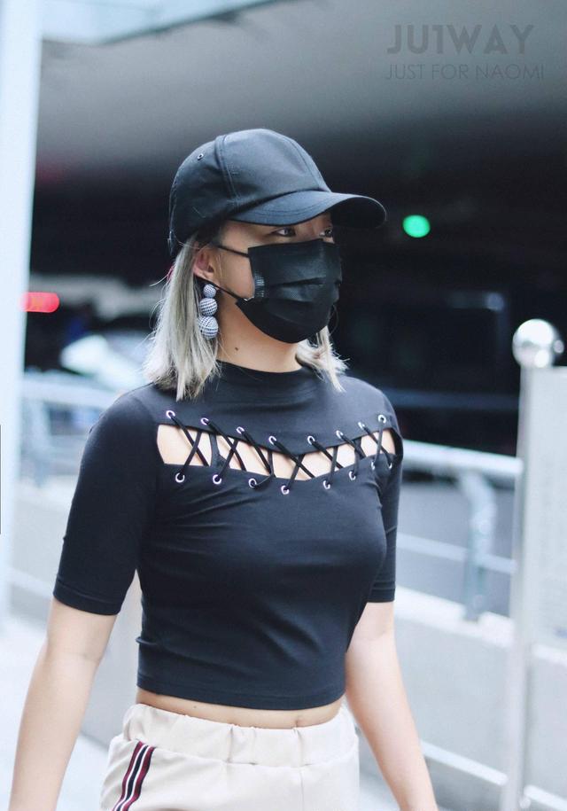 没有张天爱的腰真别穿紧身露脐装,像王菊一样勒出赘肉来就尴尬了